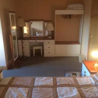 Отели типа «постель и завтрак» Culdonagh Manor Малин Cемейный номер с собственной ванной комнатой-8